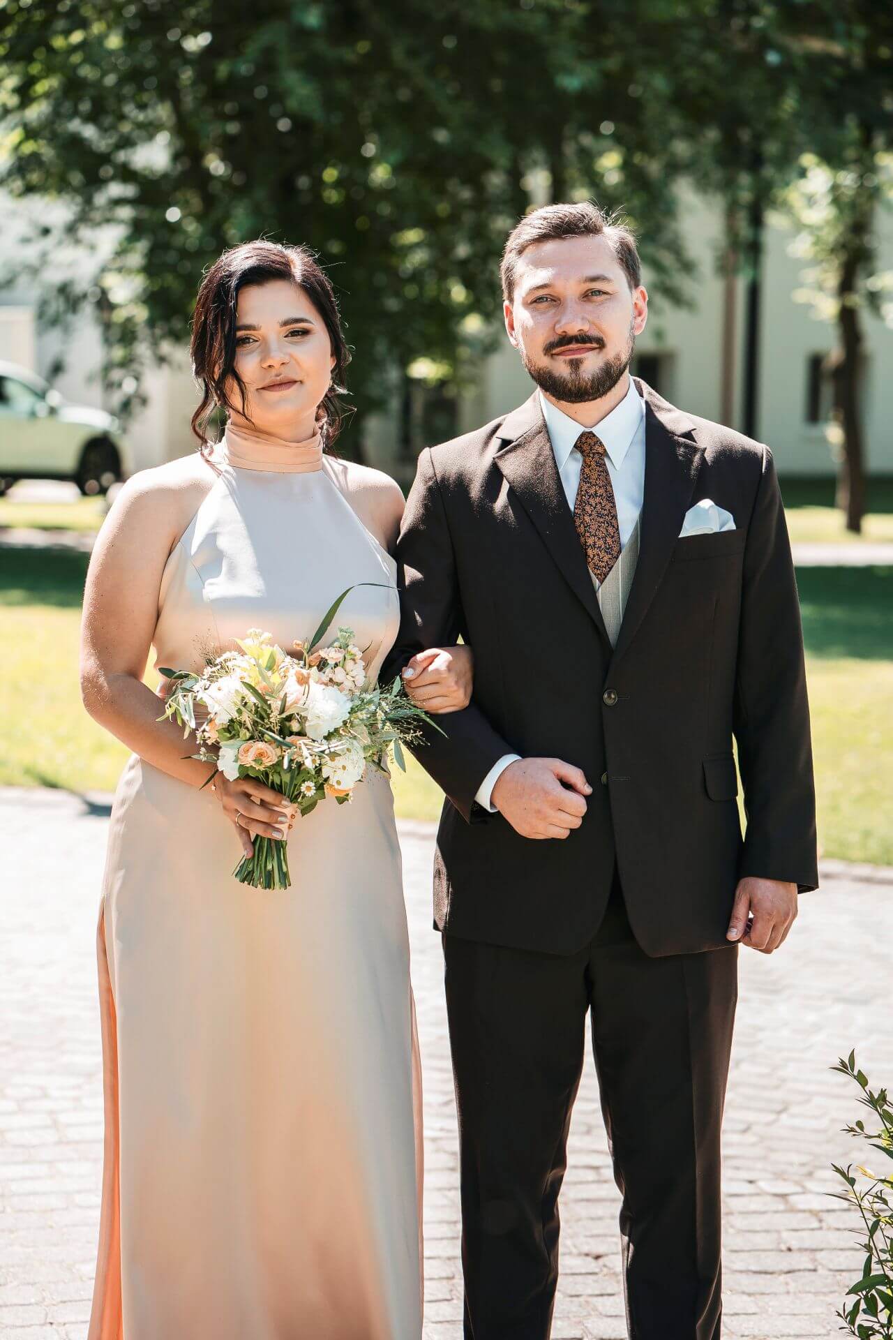 Para młoda w ubraniach szytych na miarę