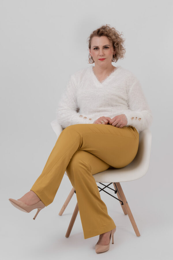 sweter damski z ozdobnymi rękawami