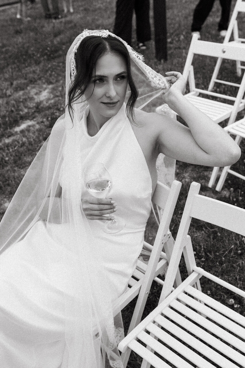 panna młoda w sukni ślubnej i welonie